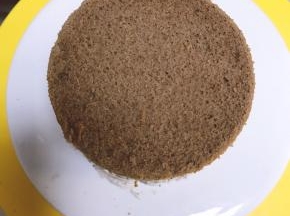 按照一层蛋糕胚一层奶油组装起来就可以了