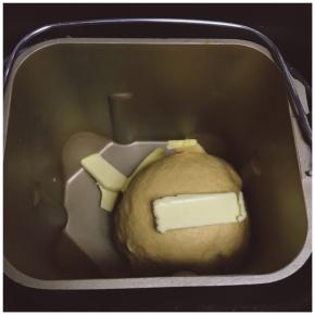 加入室温软化的黄油继续运行一个揉面程序至完全阶段