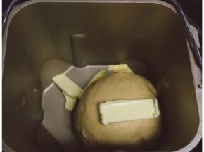加入室温软化的黄油继续运行一个揉面程序至完全阶段