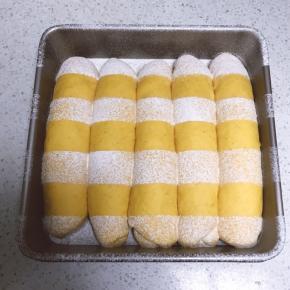 轻轻取掉油纸。