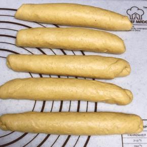 从一侧卷起，收口朝下放置。