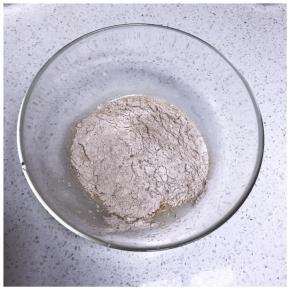 加入过筛好的粉类混合物