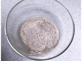 加入过筛好的粉类混合物