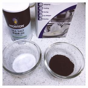 奥利奥去夹心，压碎。