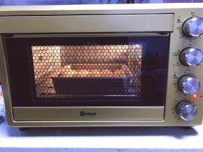 放入预热好的烤箱175度上下火中层20分钟左右