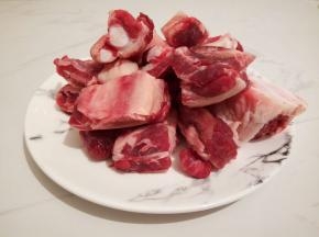 牛排骨洗净后在清水中浸泡2小时，期间换水。