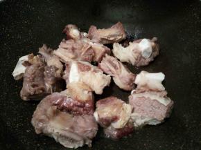 锅里放少许油，把焯好水的牛排骨翻炒一下