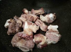 锅里放少许油，把焯好水的牛排骨翻炒一下