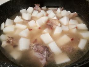 萝卜入锅，加入炖好的牛排骨汤里，煮至萝卜入味，