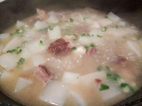 起锅前加点小葱或者香菜，撒一点鸡粉提鲜。