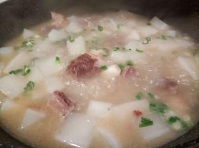 起锅前加点小葱或者香菜，撒一点鸡粉提鲜。