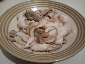 进水中清洗、剪开头部、去内脏、撕去外皮，再清洗干净即可