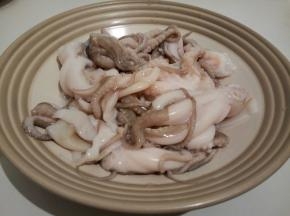 进水中清洗、剪开头部、去内脏、撕去外皮，再清洗干净即可