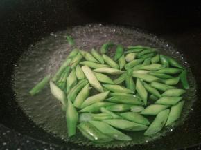 水开，加一点食用油，焯豆角至透明