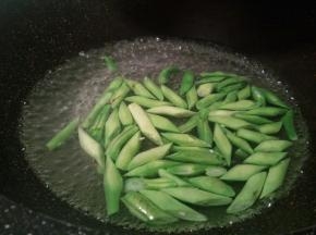 水开，加一点食用油，焯豆角至透明