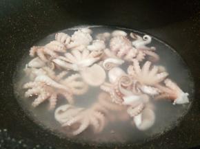 换一锅水，水开下章鱼焯水一分钟