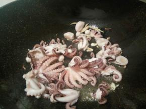 生姜，蒜炝锅，下章鱼翻炒几下