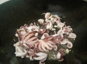 生姜，蒜炝锅，下章鱼翻炒几下