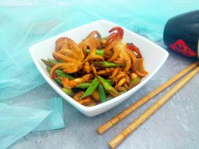 章鱼红烧，就是嚼劲。豆角也鲜。