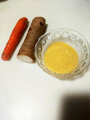 准备好小米山药红萝卜