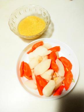 小米清洗干净，山药削皮。切成滚刀块