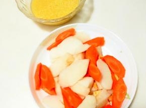 小米清洗干净，山药削皮。切成滚刀块