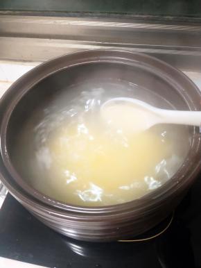 用勺子搅拌搅拌防止粘锅，我用是糯小米一会就很粘稠了