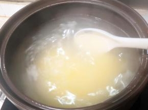 用勺子搅拌搅拌防止粘锅，我用是糯小米一会就很粘稠了