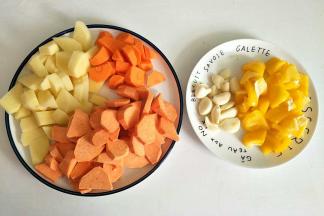 胡萝卜、土豆、番薯和彩椒切块，蒜头剥粒备用