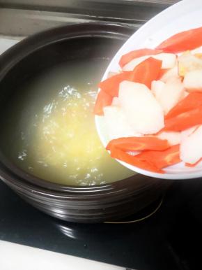 倒入山药和红萝卜