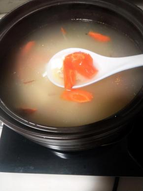 加入几滴植物油，  这样做出来的米粥很光亮润滑