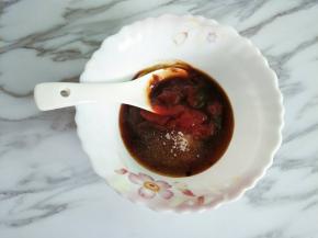 甜面酱、蚝油、番茄酱就是三汁了，加入白糖、盐、酱油调匀