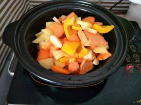 热锅倒油，放入蔬菜翻炒几下