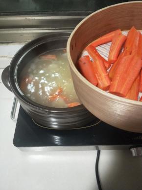 在蒸笼上在切一个红萝卜一同蒸上