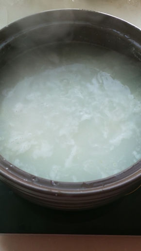 开大火煮至沸腾后转小火慢熬1小时。（米：水的比例约1：5为适中，如果喜欢吃稀一点的可以多加一点水。熬煮期间需不时搅拌一下防止糊底。）