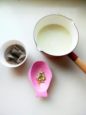 另起小锅放入适量的熬好的米粥，准备好洗净的虾头的姜丝葱花