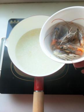 将清洗干净的虾头放入米粥熬煮