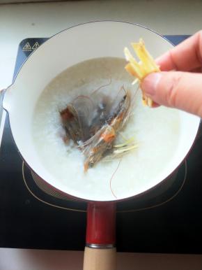 放些姜丝继续熬煮