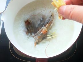 放些姜丝继续熬煮