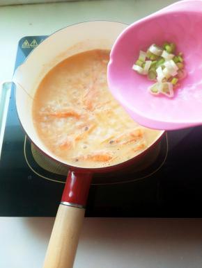 煮到虾头变红，放入葱花即可。