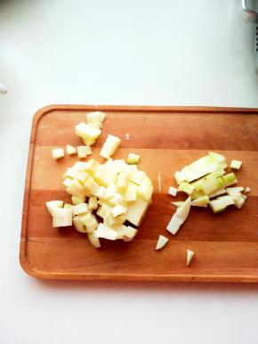 。土豆一个。洗洗干净，削皮切成小块