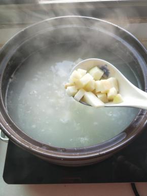 熬煮10分钟后加入土豆继续熬煮。可加少许几滴油。