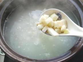 熬煮10分钟后加入土豆继续熬煮。可加少许几滴油。