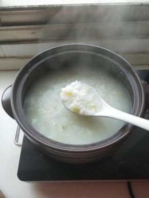 熬到汤汁浓稠土豆熬化就就可以了。