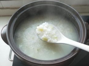 熬到汤汁浓稠土豆熬化就就可以了。