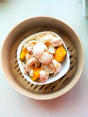 熬煮的同时蒸一点南瓜百合，，先在碗中放入南瓜{南瓜是半熟的}
在上面放满百合