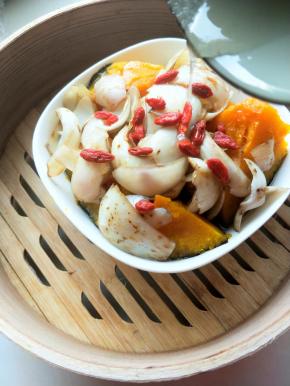 出锅后加入少许的蜂蜜调味。