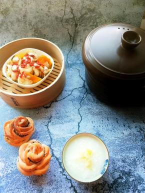 土豆粥，南瓜百合加个面包，营养美味的一餐。