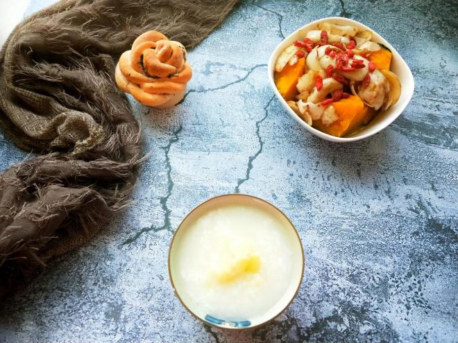 几毛钱食材做出不一样的美食一锅两菜=土豆大米粥南瓜蜂蜜百合