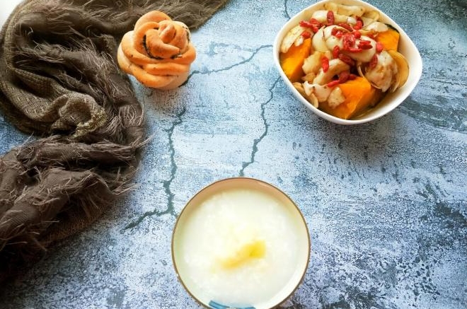 几毛钱食材做出不一样的美食一锅两菜=土豆大米粥南瓜蜂蜜百合